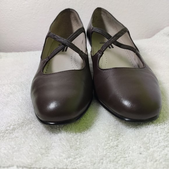 Trotters Women's Jamie Cross Strap Pumps  Size 7.5 - Picture 4 of 8